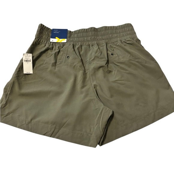 Old Navy Women's Cargo Shorts in Olive - Picture 2 of 4